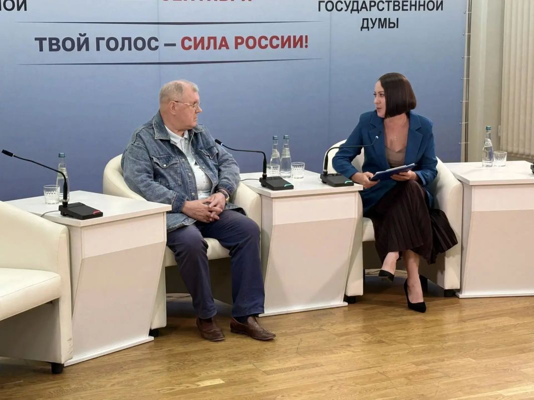 На брифинге в медиацентре выступил политолог Владимир Пеньков