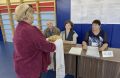 Одна из жительниц Знаменского муниципального округа принесла на 90-й избирательный участок традиционные русские блины и от всей души угостила ими членов комиссии, наблюдателей и избирателей