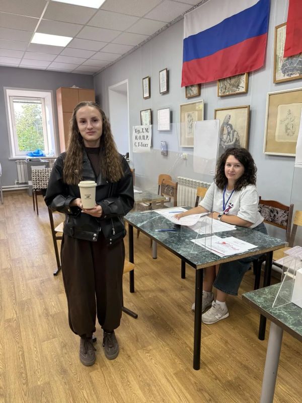Первые выборы: молодежь активно голосует и получает подарки Первые выборы: молодежь активно голосует и получает подарки