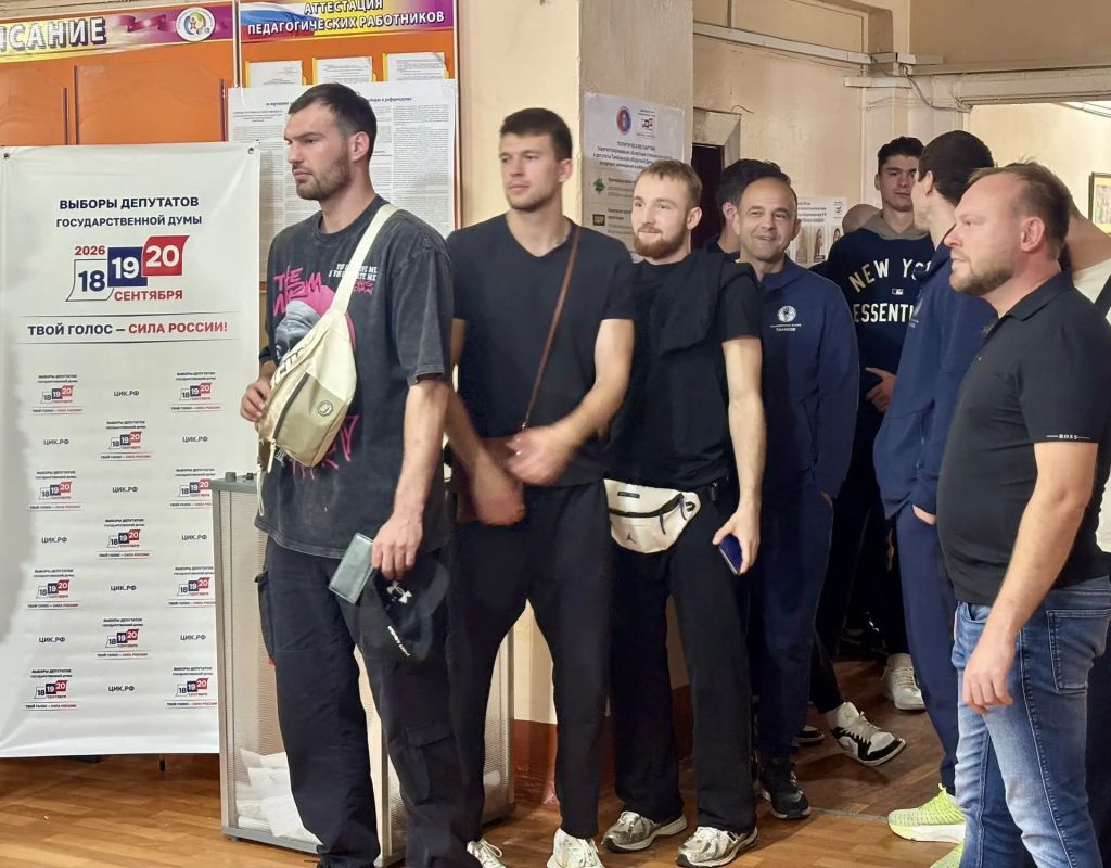 Команда баскетбольного клуба «Тамбов» полным составом проголосовала на выборах депутатов Государственной и областной Думы Команда баскетбольного клуба «Тамбов» полным составом проголосовала на выборах депутатов Государственной и областной Думы