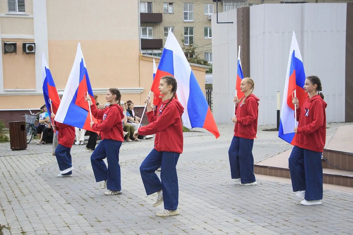 Семейный праздник под открытым небом завершил весенне-летний сезон уличной площадки «У «Знамёнки» Семейный праздник под открытым небом завершил весенне-летний сезон уличной площадки «У «Знамёнки»