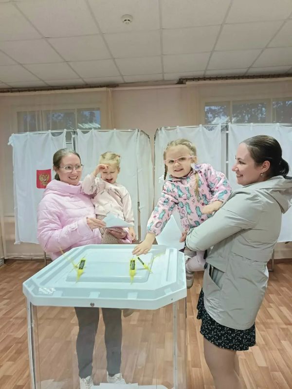 В Мичуринске сёстры-близнецы проголосовали вместе с дочками