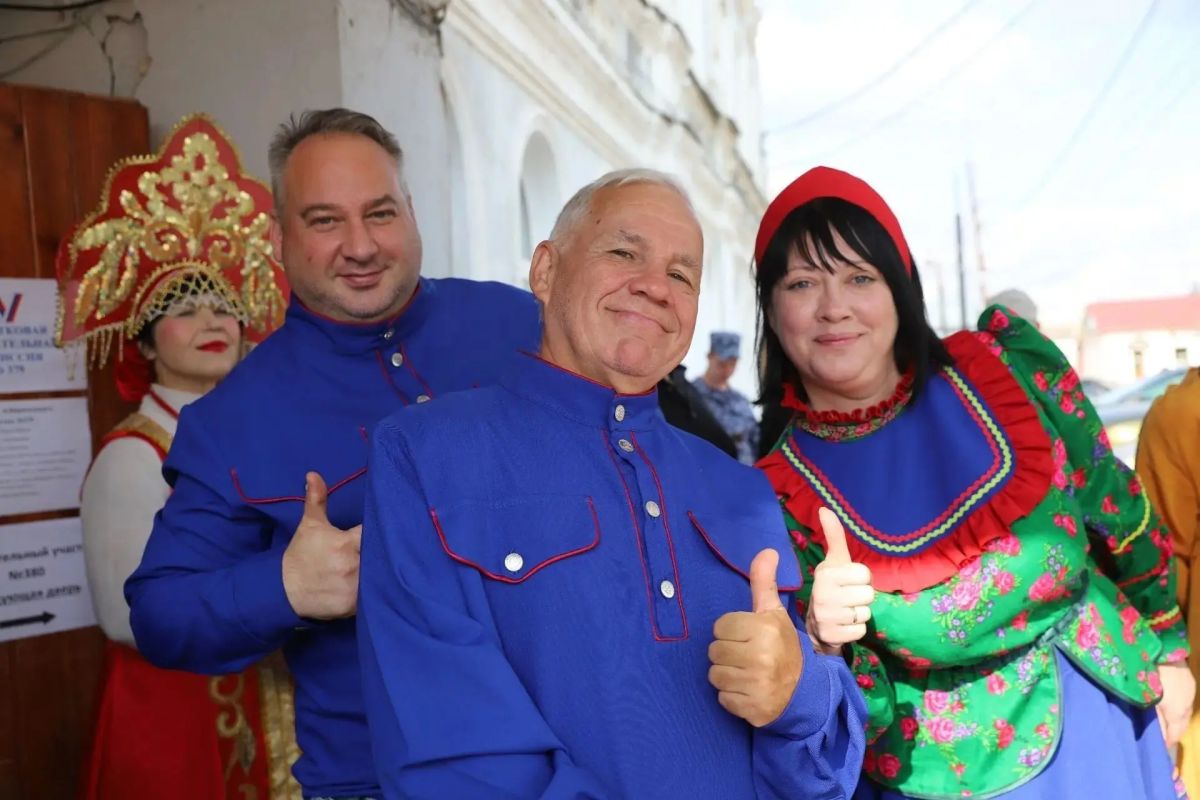 В узорах народных костюмов, вышивке и кокошниках хранится душа нашей большой страны В узорах народных костюмов, вышивке и кокошниках хранится душа нашей большой страны