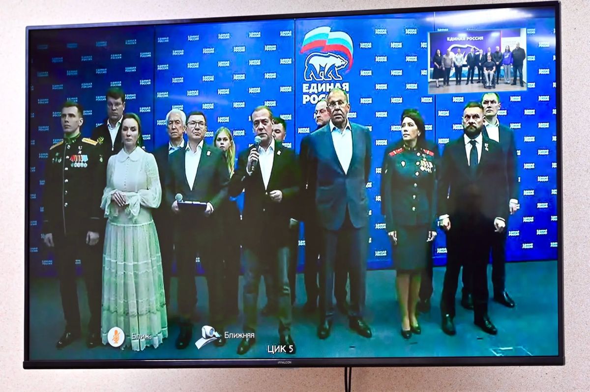 Евгений Первышов: Как секретарь регионального отделения партии "Единая Россия" вместе с однопартийцами принял участие в ВКС с председателем нашей партии Дмитрием Анатольевичем Медведевым