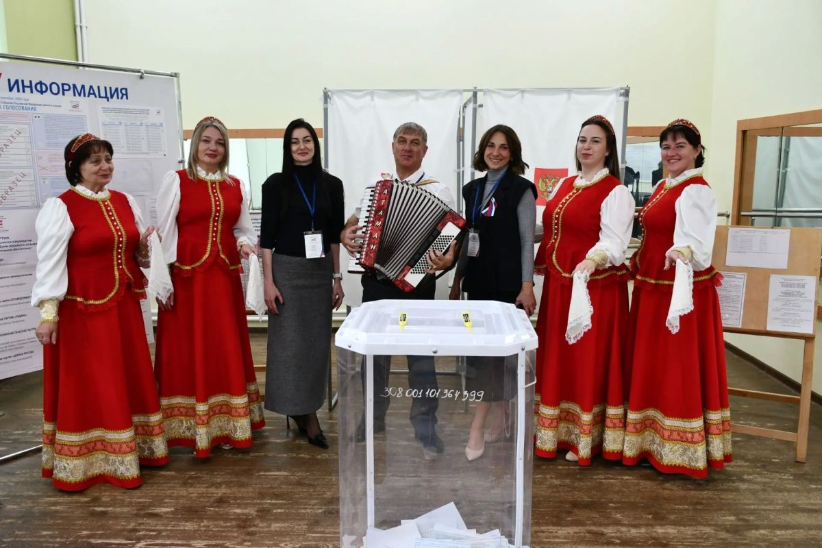 В узорах народных костюмов, вышивке и кокошниках хранится душа нашей большой страны В узорах народных костюмов, вышивке и кокошниках хранится душа нашей большой страны