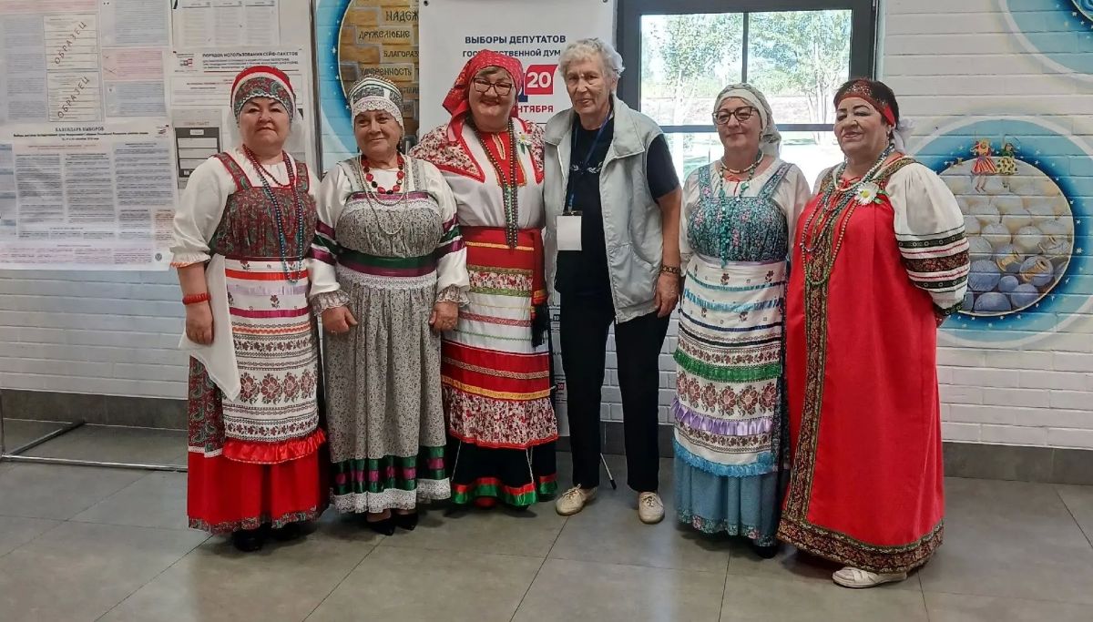 В узорах народных костюмов, вышивке и кокошниках хранится душа нашей большой страны В узорах народных костюмов, вышивке и кокошниках хранится душа нашей большой страны