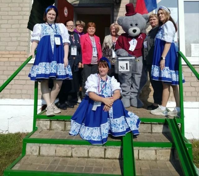 В узорах народных костюмов, вышивке и кокошниках хранится душа нашей большой страны В узорах народных костюмов, вышивке и кокошниках хранится душа нашей большой страны