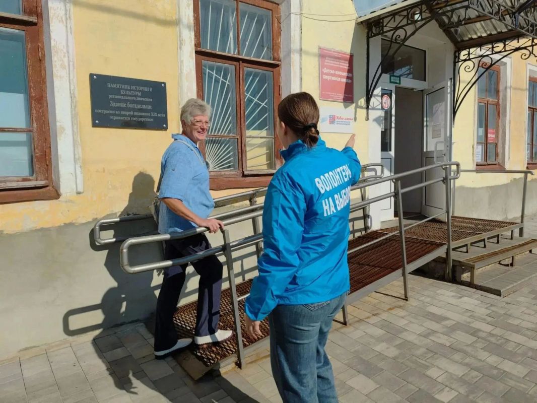 В Тамбовской области волонтеры помогают избирателям ориентироваться на участках В Тамбовской области волонтеры помогают избирателям ориентироваться на участках