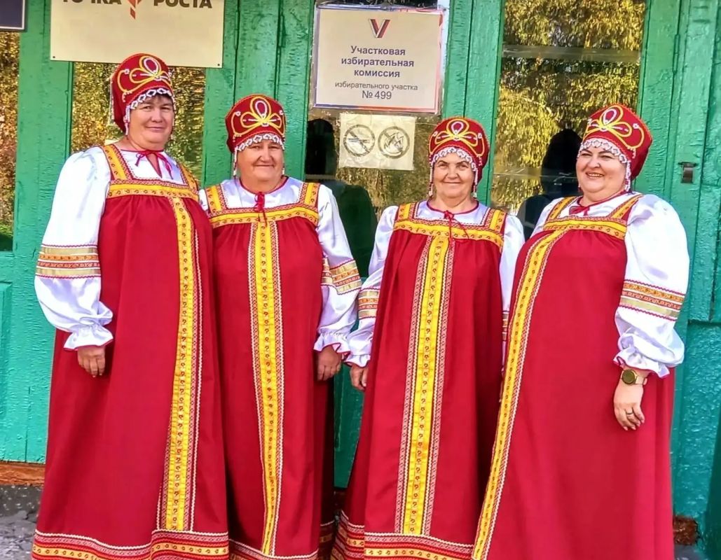 В узорах народных костюмов, вышивке и кокошниках хранится душа нашей большой страны В узорах народных костюмов, вышивке и кокошниках хранится душа нашей большой страны