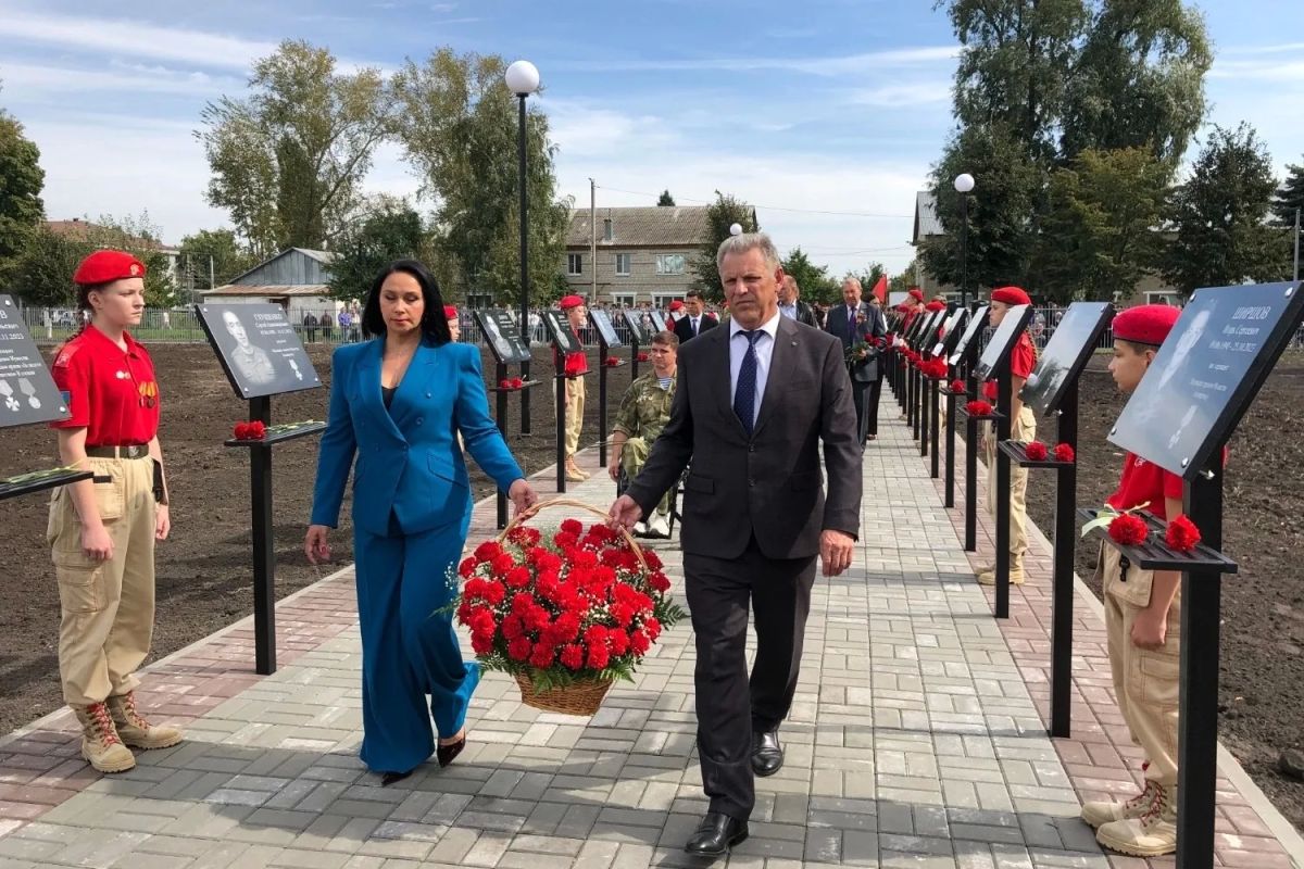 В Парке культуры рабочего посёлка Умёт открыли Аллею Памяти в честь жителей округа, погибших в ходе СВО В Парке культуры рабочего посёлка Умёт открыли Аллею Памяти в честь жителей округа, погибших в ходе СВО