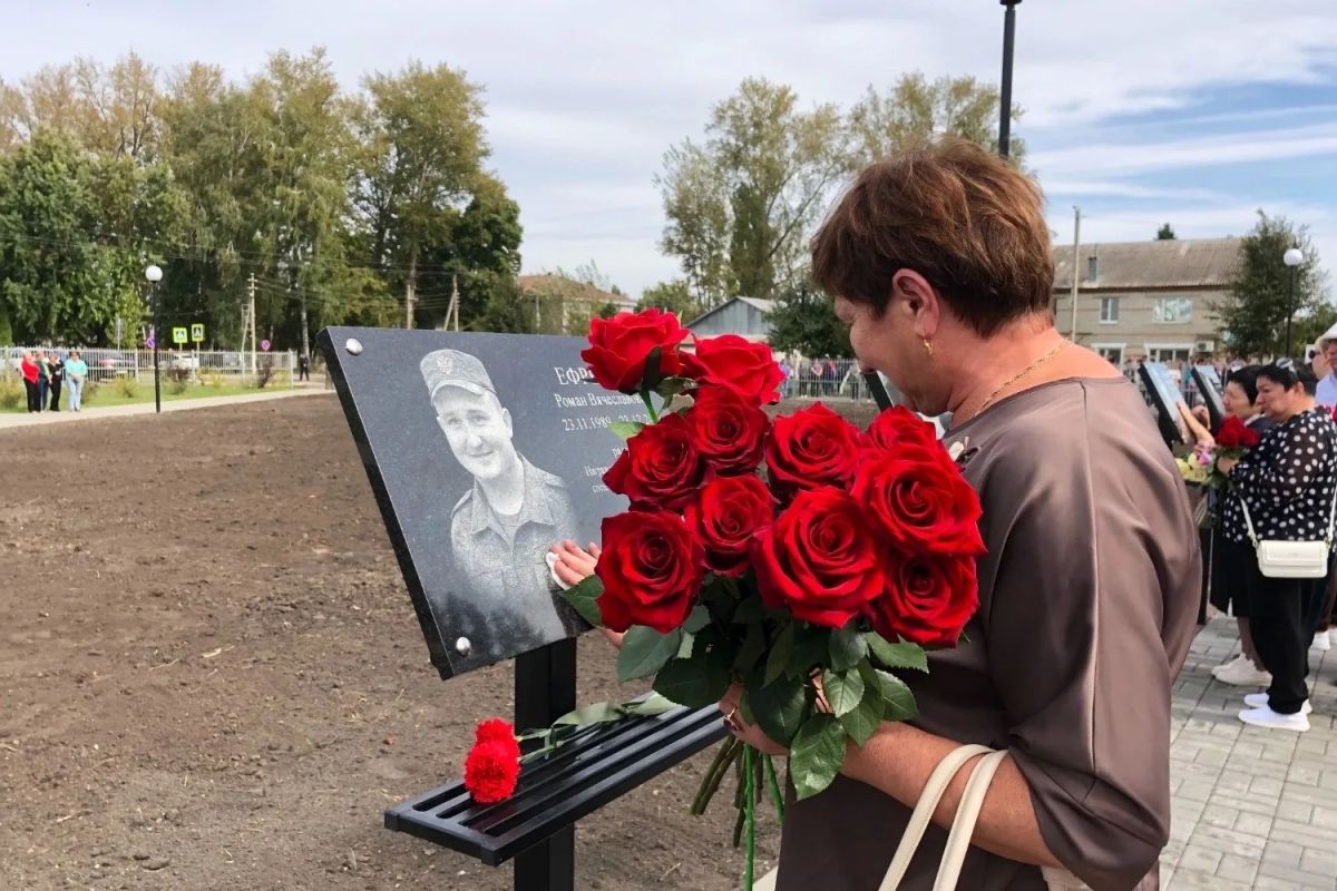 В Парке культуры рабочего посёлка Умёт открыли Аллею Памяти в честь жителей округа, погибших в ходе СВО В Парке культуры рабочего посёлка Умёт открыли Аллею Памяти в честь жителей округа, погибших в ходе СВО