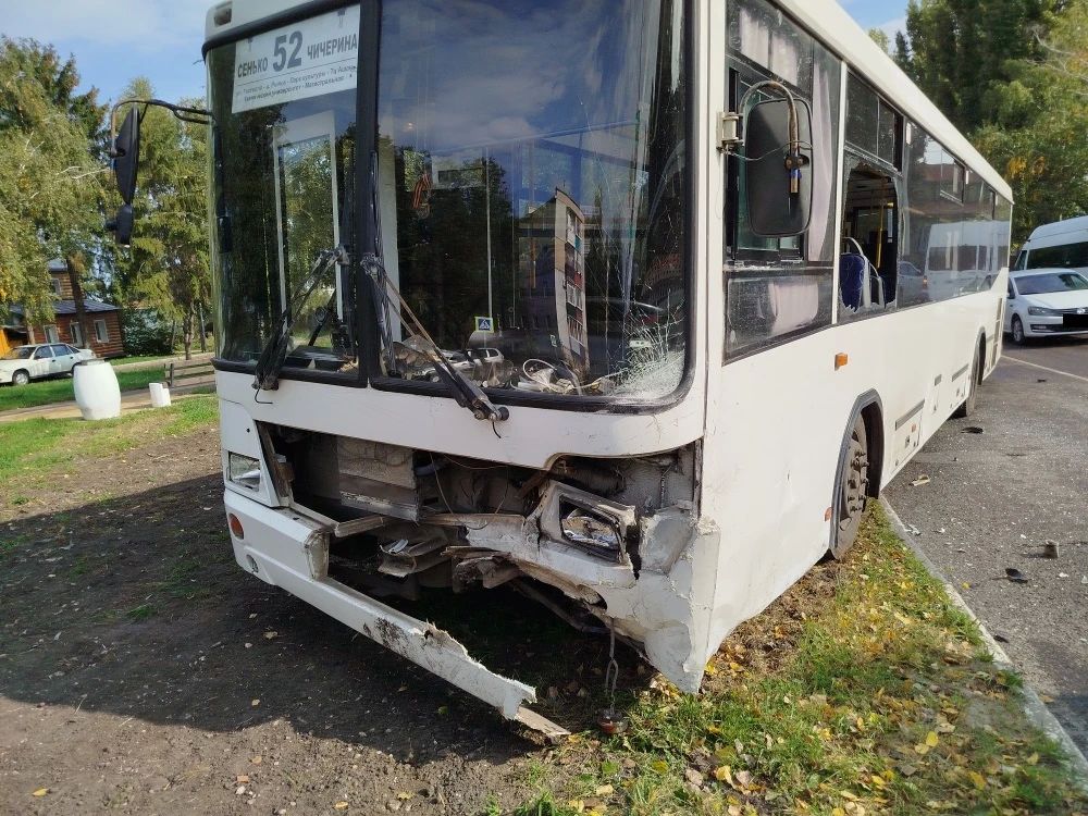 В Тамбове два человека пострадали при столкновении иномарок и автобуса на бульваре Энтузиастов В Тамбове два человека пострадали при столкновении иномарок и автобуса на бульваре Энтузиастов