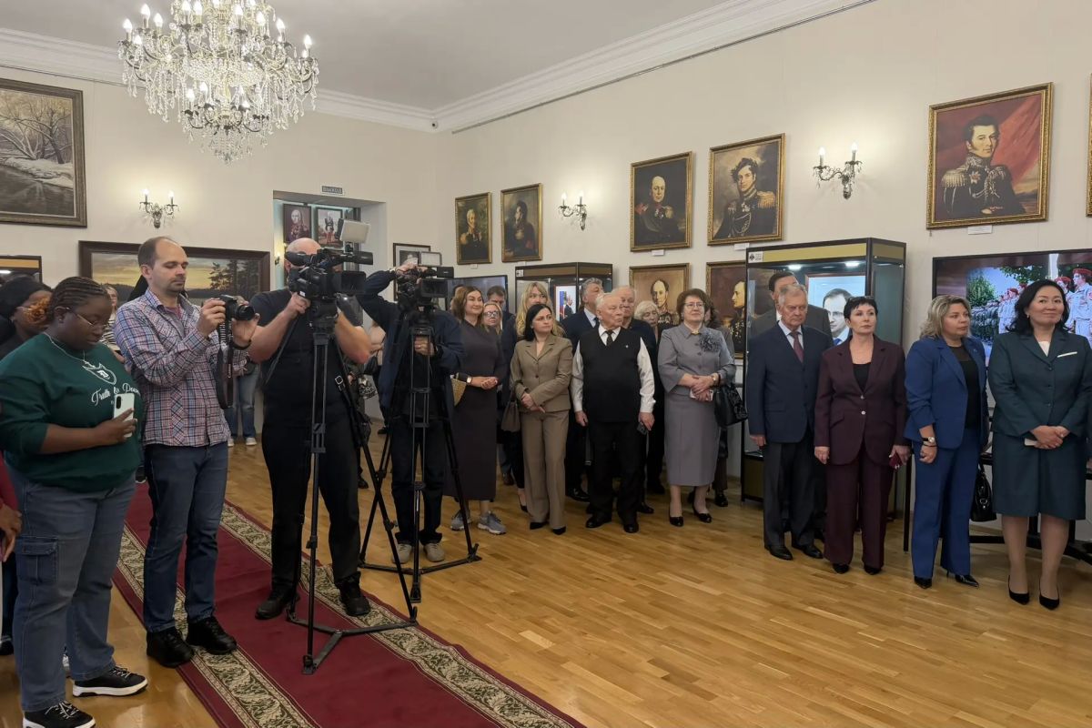 В Музейно-выставочном центре Тамбовской области открылась художественная выставка «Я люблю тебя, Россия» В Музейно-выставочном центре Тамбовской области открылась художественная выставка «Я люблю тебя, Россия»