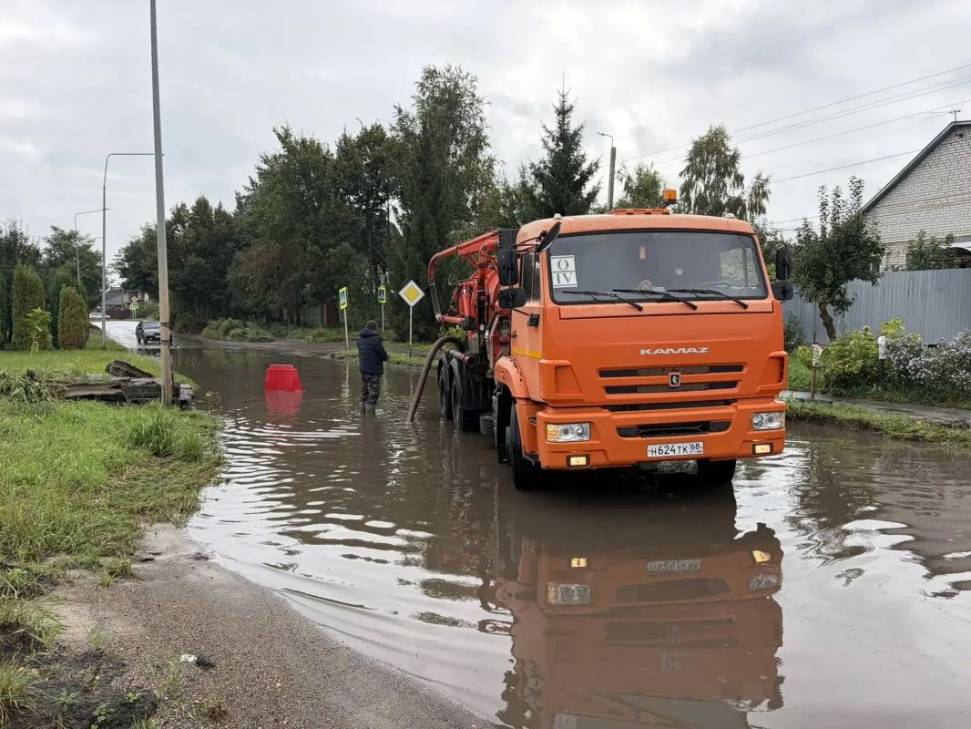 Дирекция городских дорог откачивает воду после обильных осадков Дирекция городских дорог откачивает воду после обильных осадков
