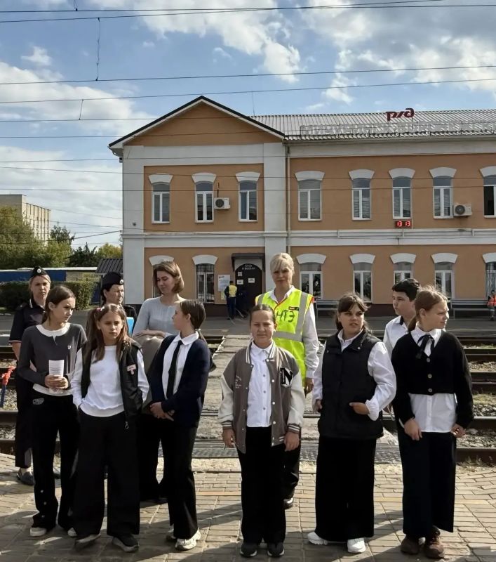 Сотрудники мичуринской транспортной полиции организовали для учащихся школы экскурсию на вокзале Мичуринск-Воронежский Сотрудники мичуринской транспортной полиции организовали для учащихся школы экскурсию на вокзале Мичуринск-Воронежский