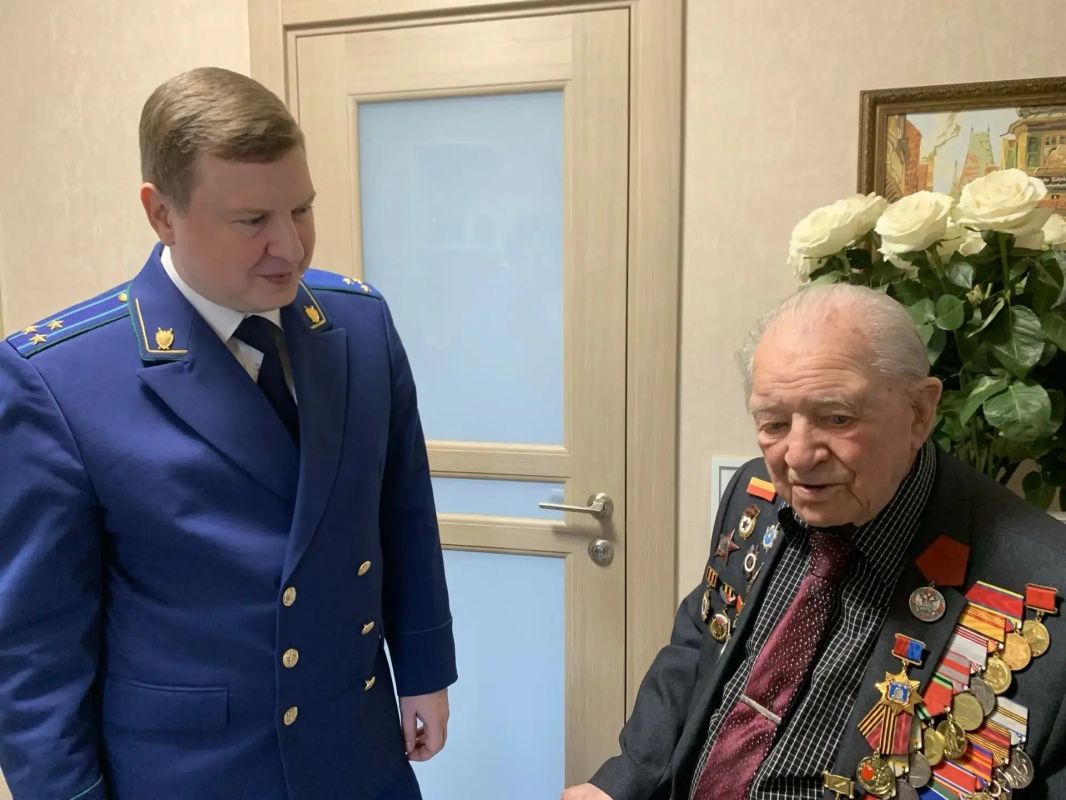 Прокурор Тамбовской области Андрей Кулагин поздравил со 100-летним юбилеем ветерана Великой Отечественной войны Владимира Антоновича Севрюкова