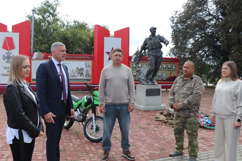 Уваровские предприниматели передали бойцам СВО мотоцикл Уваровские предприниматели передали бойцам СВО мотоцикл