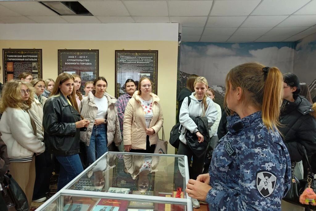 Сотрудники и военнослужащие Управления Росгвардии по Тамбовской области провели День открытых дверей для студентов факультета лабораторной диагностики Державинского университета