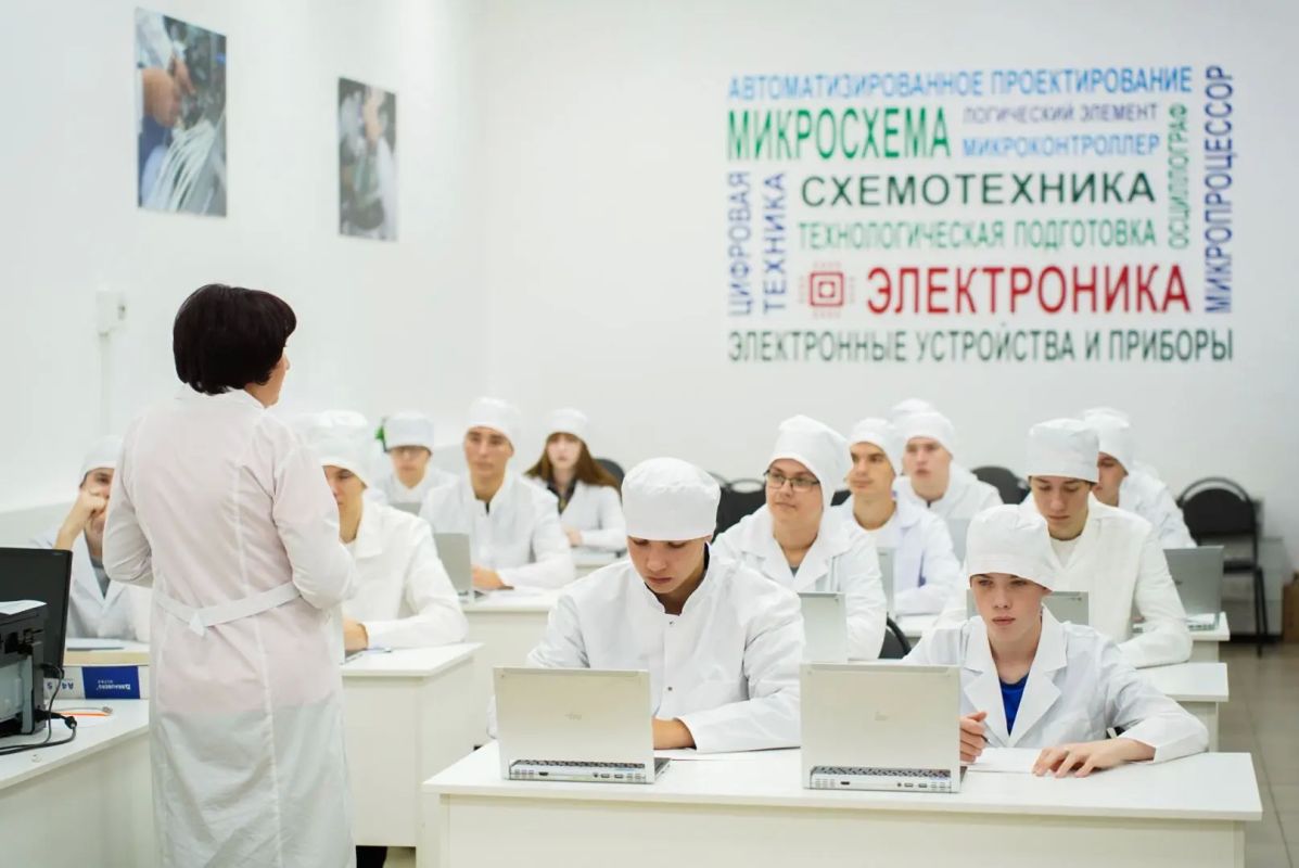 Дорогие студенты, преподаватели, мастера производственного обучения, сотрудники и ветераны колледжей и техникумов Тамбовской области! Поздравляю вас с Днем среднего профессионального образования! Дорогие студенты, преподаватели, мастера производственного обучения, сотрудники и ветераны колледжей и техникумов Тамбовской области! Поздравляю вас с Днем среднего профессионального образования!