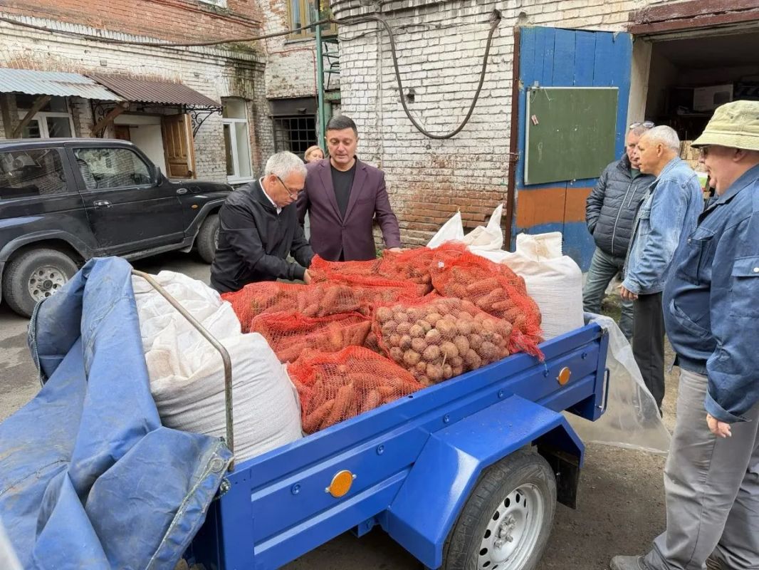 Из Тамбовской области отправили гуманитарный груз экипажу атомной подлодки «Тамбов» Из Тамбовской области отправили гуманитарный груз экипажу атомной подлодки «Тамбов»