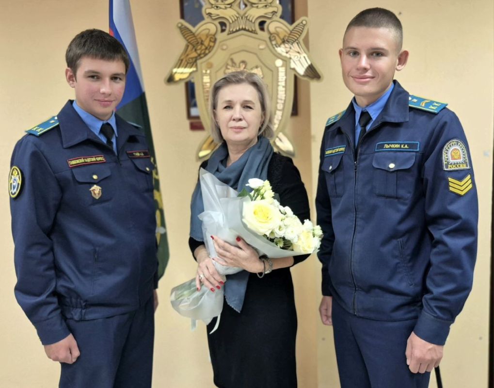 Представитель следственного управления СК России по Тамбовской области поздравила преподавателя кадетского корпуса имени Героя Советского Союза летчика-космонавта СССР Л.С. Демина с Днем учителя Представитель следственного управления СК России по Тамбовской области поздравила преподавателя кадетского корпуса имени Героя Советского Союза летчика-космонавта СССР Л.С. Демина с Днем учителя