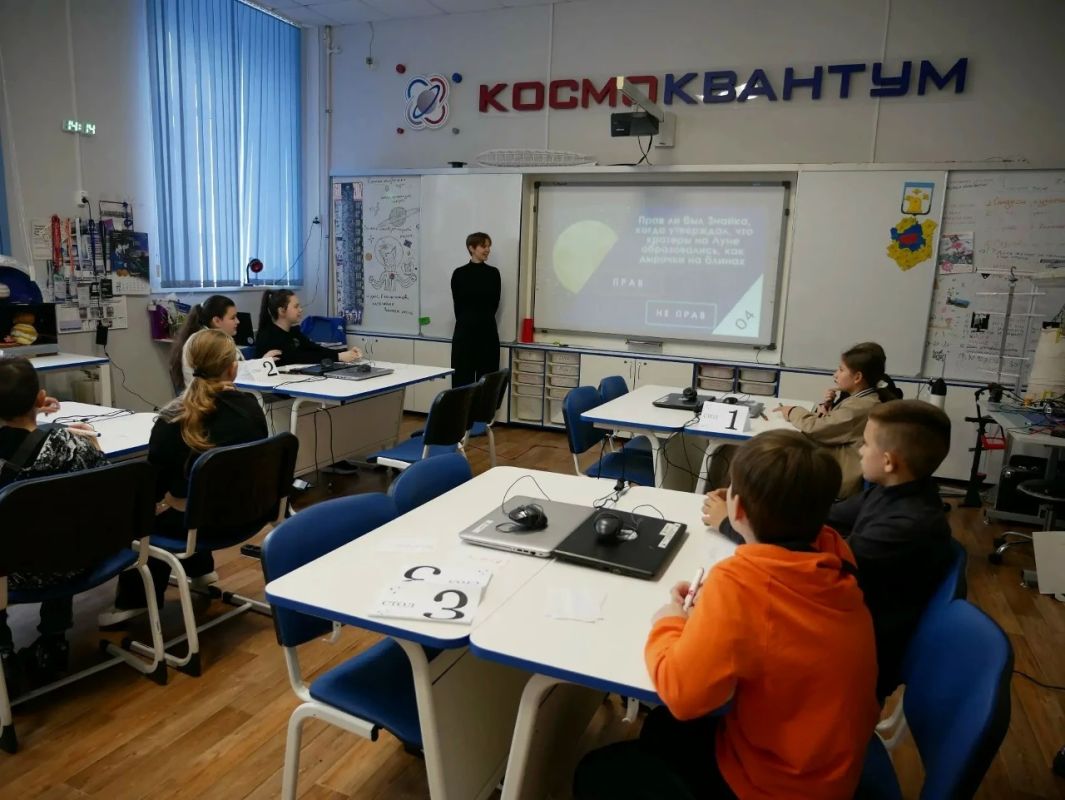 В детском технопарке «Кванториум-Тамбов» стартовали инженерные каникулы, где школьники и студенты смогли принять участие в мероприятиях, связанных с космосом