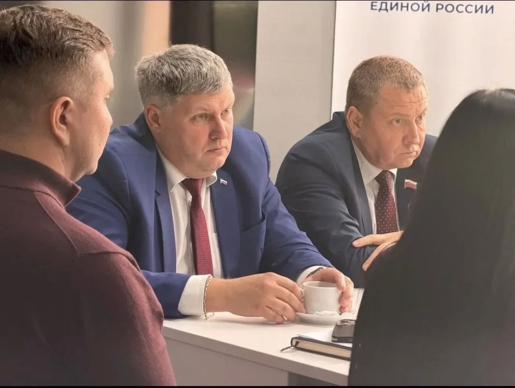 В преддверии Дня учителя в Штабе общественной поддержки партии «Единая Россия» прошёл круглый стол в рамках партийного проекта «Новая школа» В преддверии Дня учителя в Штабе общественной поддержки партии «Единая Россия» прошёл круглый стол в рамках партийного проекта «Новая школа»
