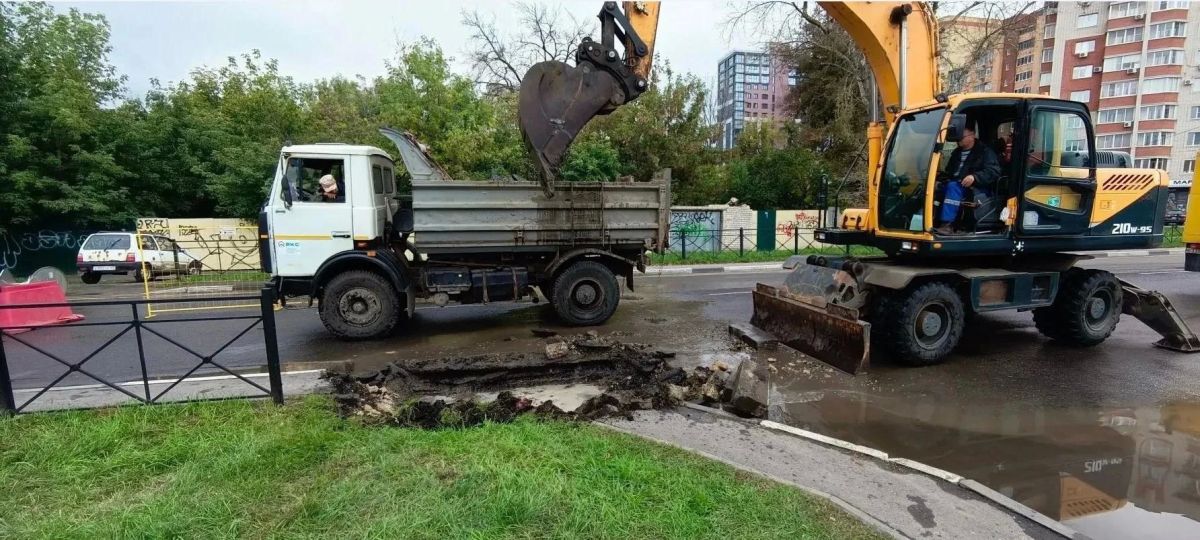 В Тамбове у «Кристалла» коммунальщики устранили течь на водоводе