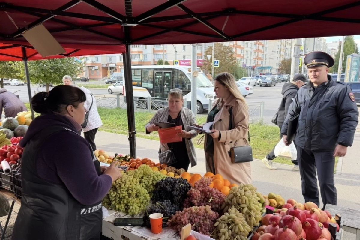 Сегодня в северной части Тамбова по улице Чичерина сотрудники Северного территориального управления администрации города совместно с полицией провели рейд по выявлению торговли в неустановленных местах