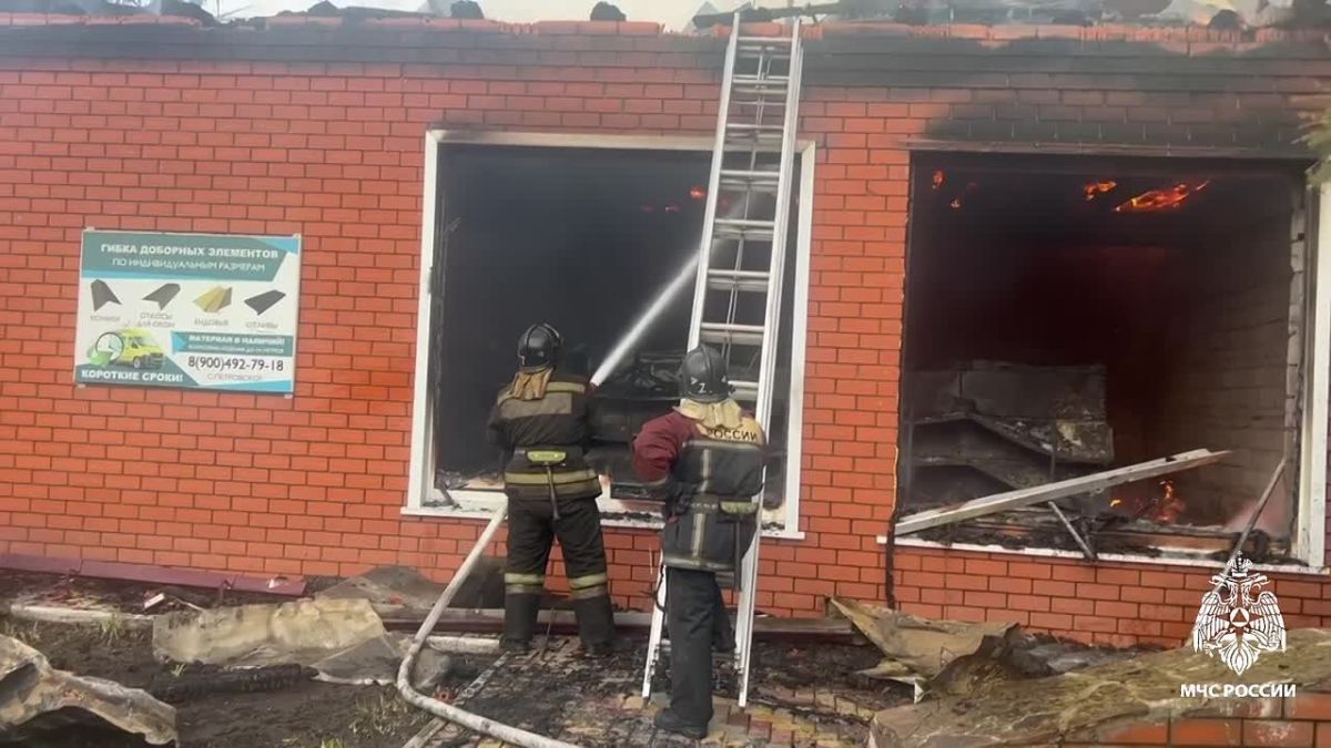 Огнеборцы ликвидируют возгорание в здании торговли