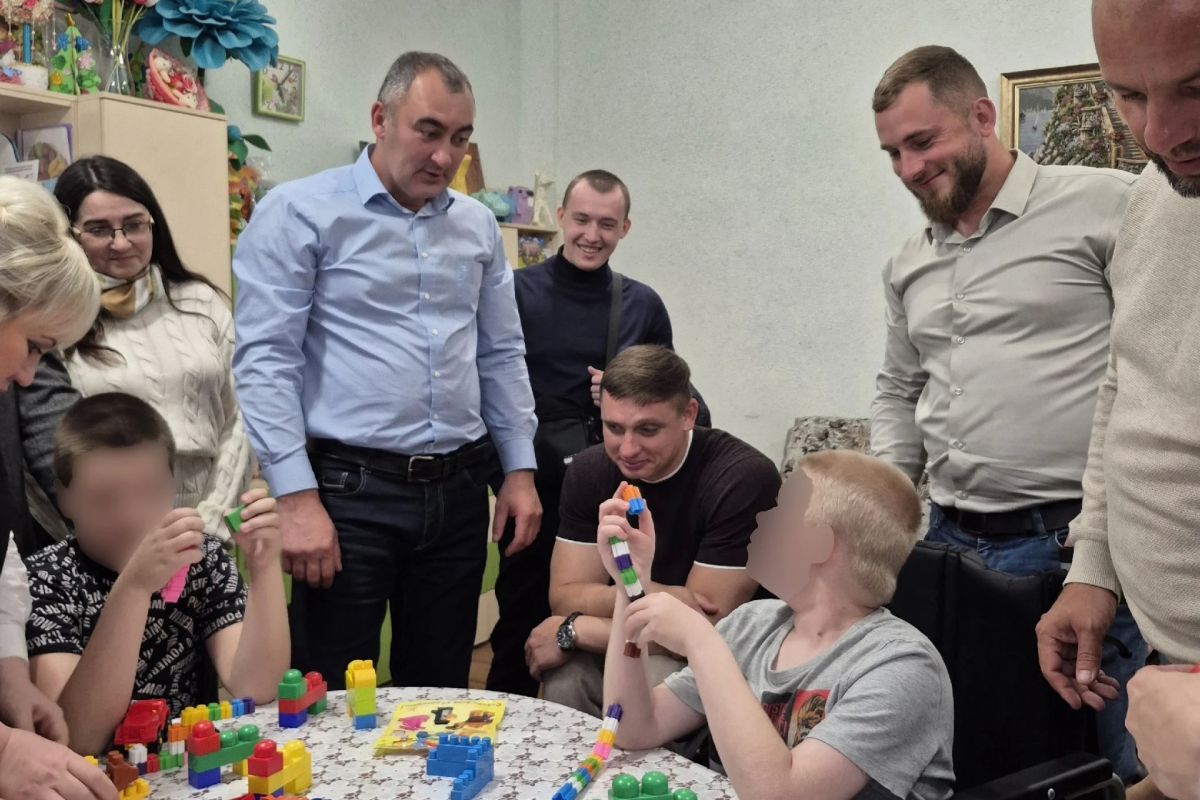 Депутаты Тамбовской областной Думы, члены фракции партии «Единая Россия» Ирина Тен, Николай Артемов, Александр Коновалов и Александр Кордабовский, а также депутаты Тамбовской городской Думы Андрей Петров, Олег Служаков и...