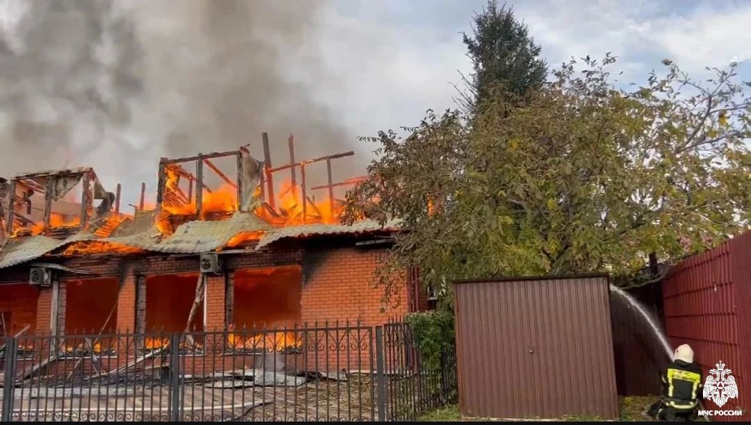 Огнеборцы ликвидируют возгорание в здании торговли Огнеборцы ликвидируют возгорание в здании торговли