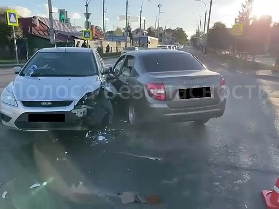 На западе Тамбова, в районе КДЦ «Мир», днём 7 октября на «встречке» столкнулись «Гранта» и Ford Focus