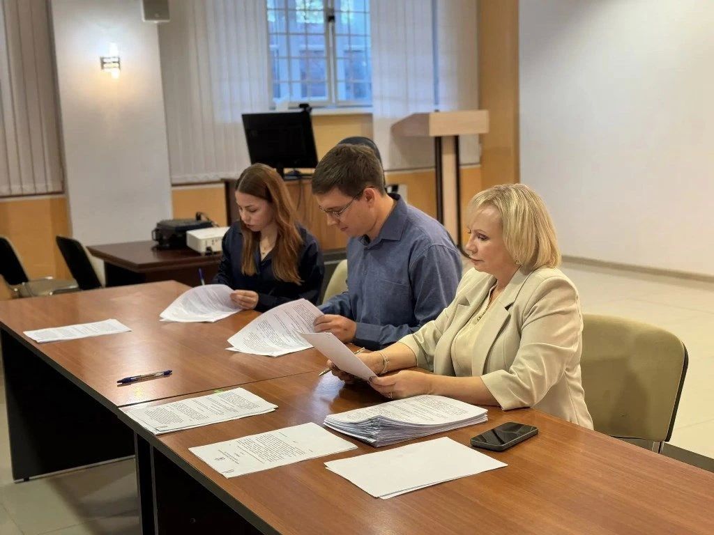 В министерстве здравоохранения Тамбовской области подписали соглашения с 23 врачами и 12 фельдшерами об участии в программе «Земский доктор/фельдшер»