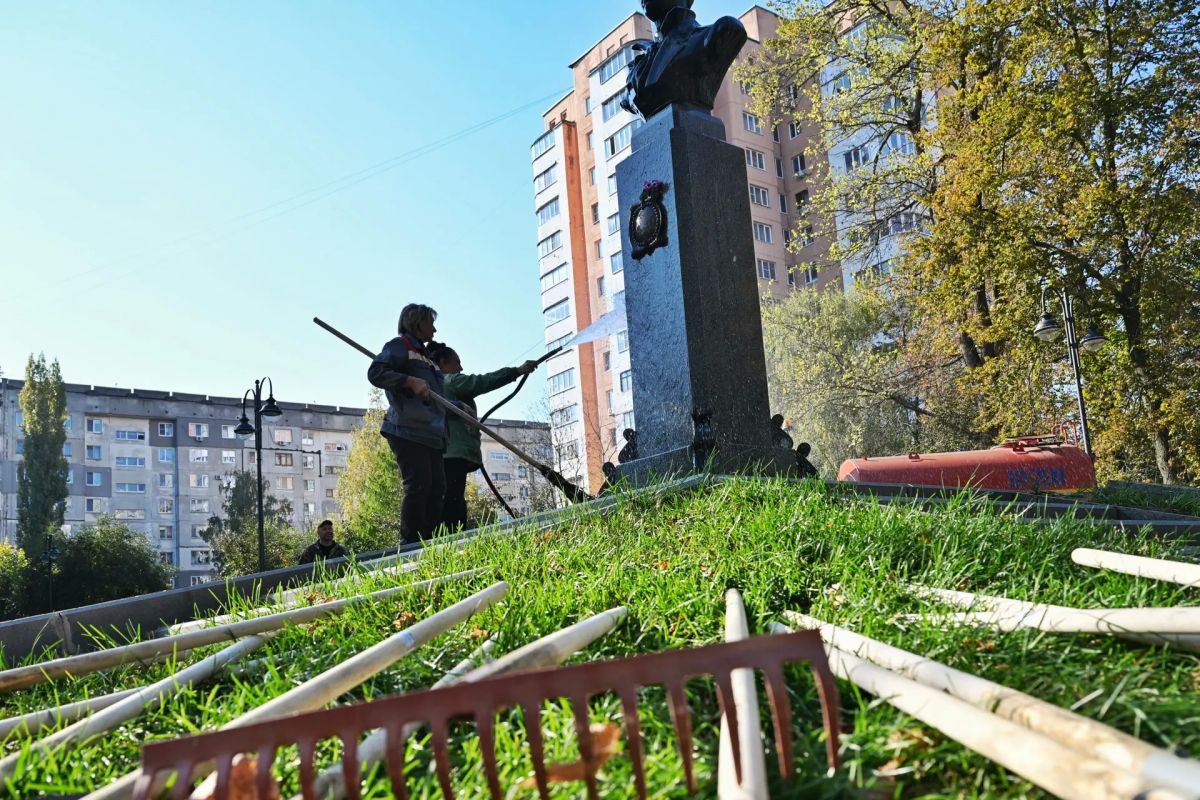 Тамбовская молодёжь приняла участие в субботниках у памятников великих поэтов Тамбовская молодёжь приняла участие в субботниках у памятников великих поэтов