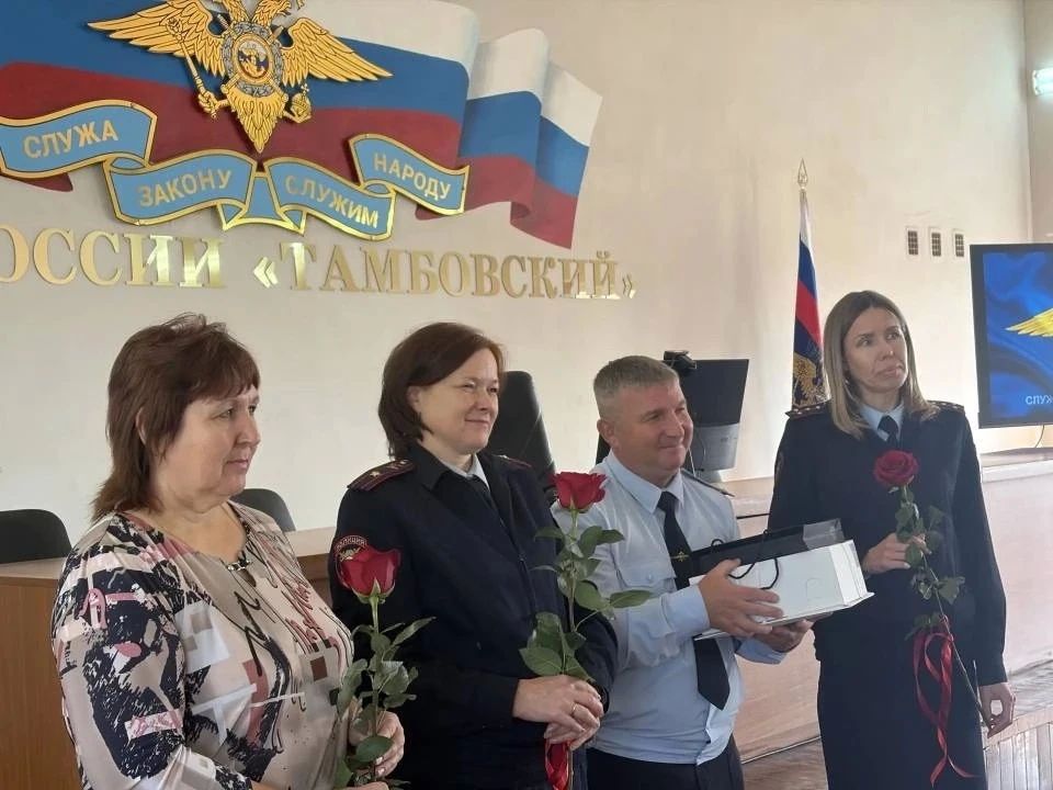 В ОМВД России «Тамбовский» сотрудников кадрового подразделения поздравили с профессиональным праздником В ОМВД России «Тамбовский» сотрудников кадрового подразделения поздравили с профессиональным праздником