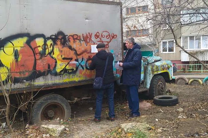 В течение ближайших двух недель городские службы займутся выявлением брошенных автомобилей — как на дворовых территориях, так и на улицах, где стоянка запрещена