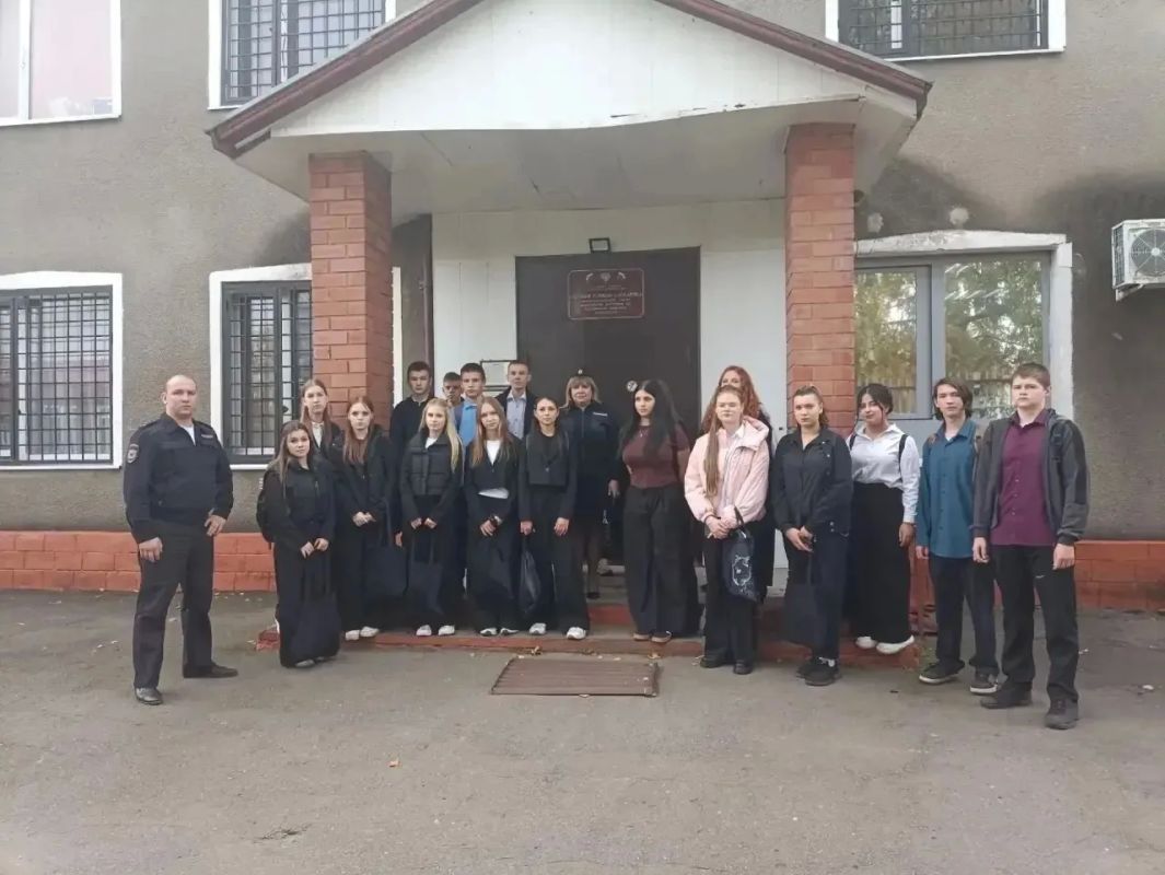 В рамках Всероссийской акции «Неделя без турникетов» девятиклассники Токаревской школы познакомились с профессией полицейского В рамках Всероссийской акции «Неделя без турникетов» девятиклассники Токаревской школы познакомились с профессией полицейского