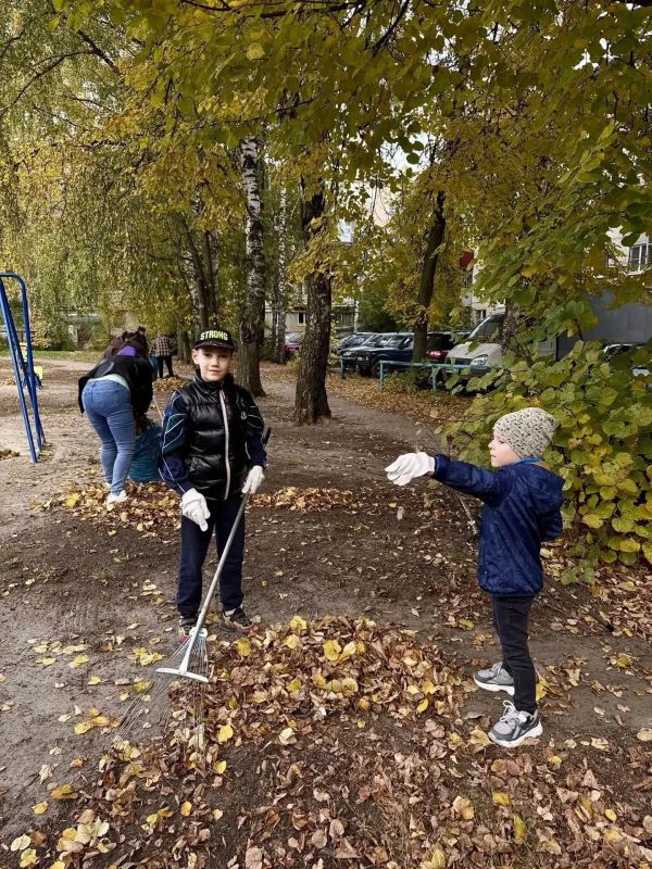 Осенний месячник по благоустройству: школьники Тамбова вышли на субботники