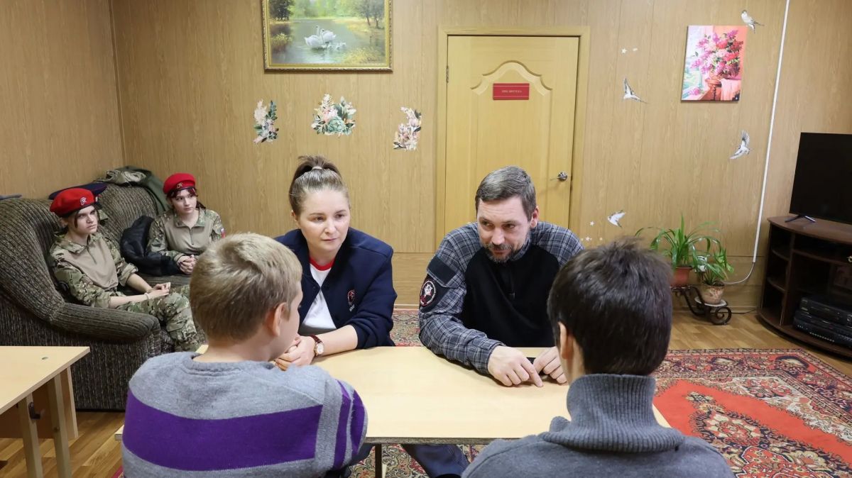Представители «Юнармии» провели профилактическую беседу с несовершеннолетними подростками из ЦВСНП УМВД России по Тамбовской области Представители «Юнармии» провели профилактическую беседу с несовершеннолетними подростками из ЦВСНП УМВД России по Тамбовской области