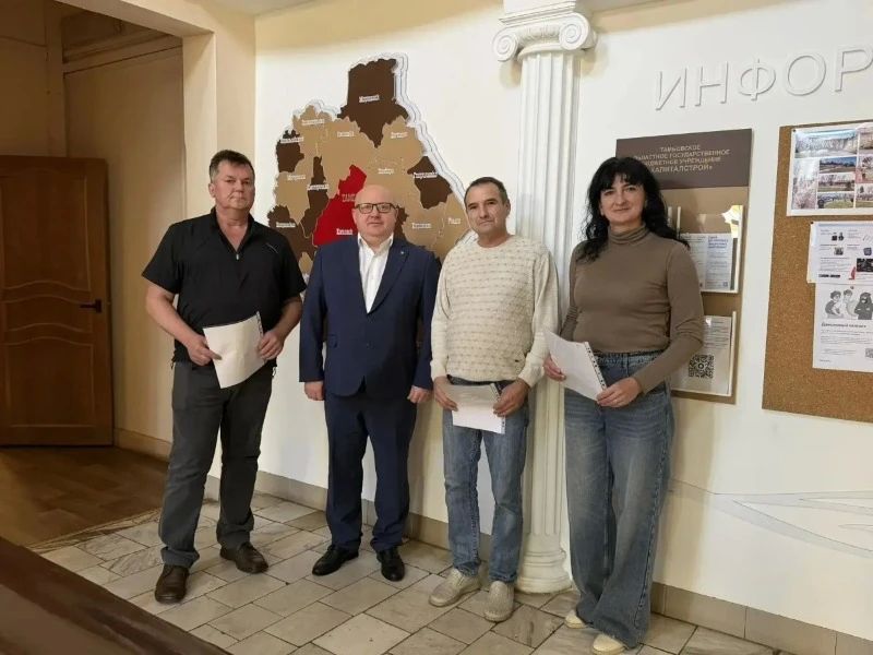 Троим жителям Тамбовской области вручили жилищные сертификаты
