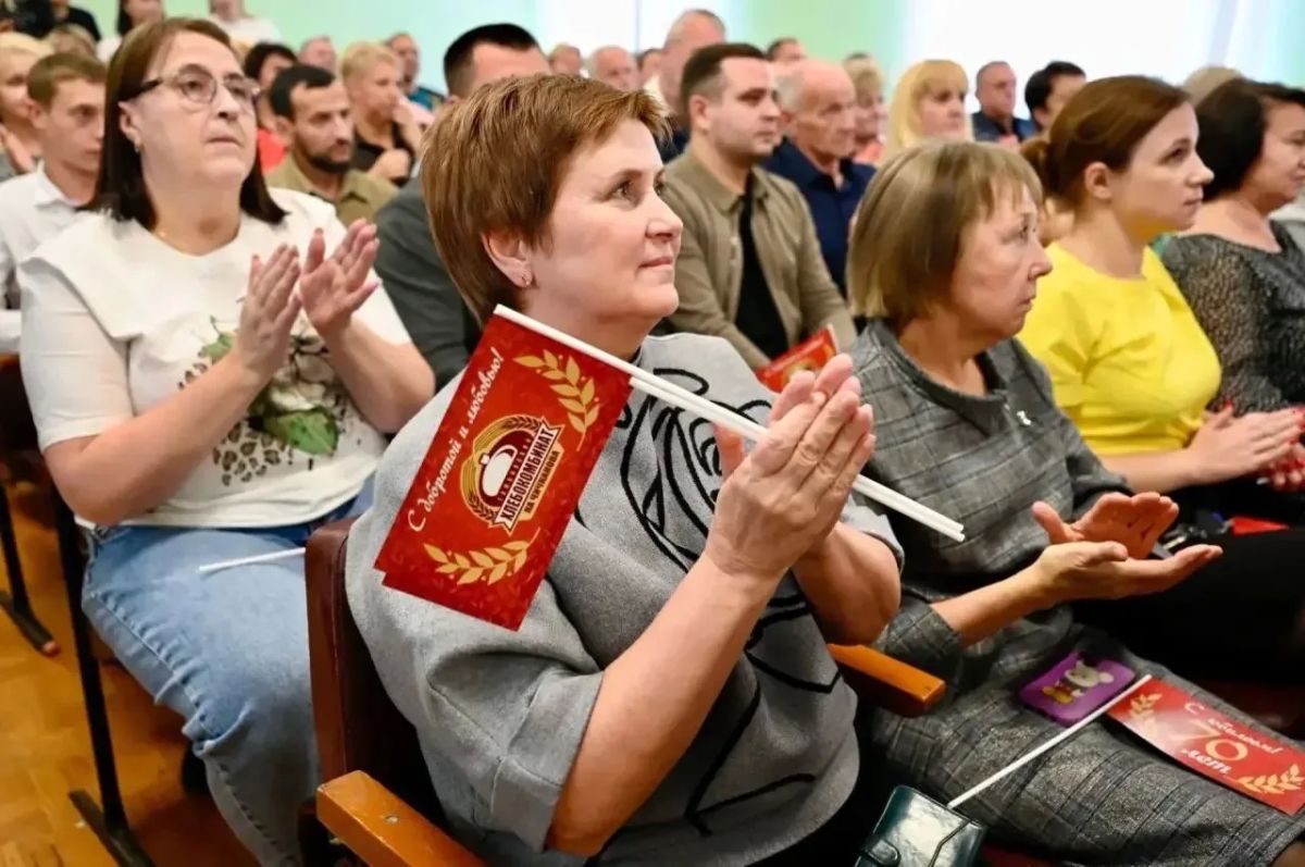 Сотрудников Тамбовского хлебокомбината с 70-летием предприятия поздравил глава администрации города Сотрудников Тамбовского хлебокомбината с 70-летием предприятия поздравил глава администрации города