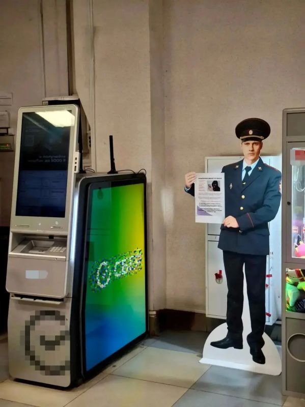 В течение дежурных суток задержаны двое молодых людей, похитивших ростовую фигуру полицейского