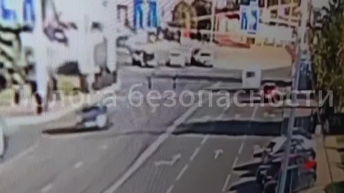 В Тамбове столкнулись скорая помощь и Mercedes На улице Интернациональной 19 октября произошло ДТП с участием автомобиля скорой помощи и иномарки