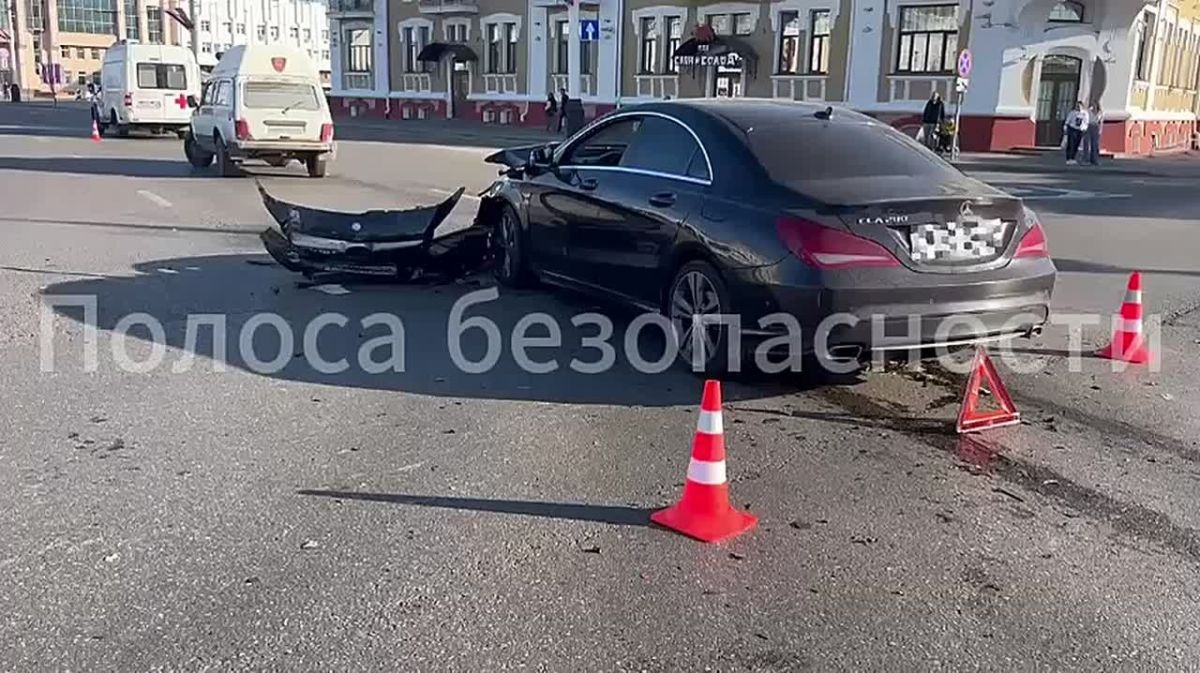 Иномарка влетела в машину скорой помощи на Интернациональной Авария произошла накануне на улице Интернациональной. Водитель «УАЗа» двигался с включенными спецсигналами, но при проезде перекрестка на запрещающий сигнал...