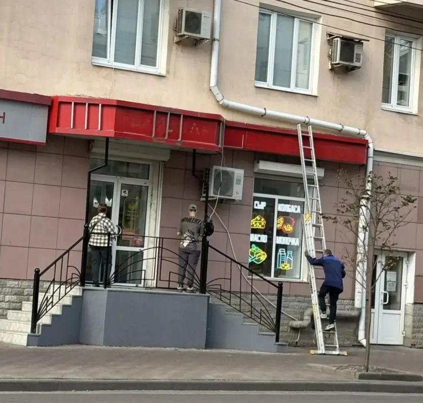 В Тамбове на Советской демонтировали более трёх десятков не соответствующих дизайн-коду вывесок В Тамбове на Советской демонтировали более трёх десятков не соответствующих дизайн-коду вывесок