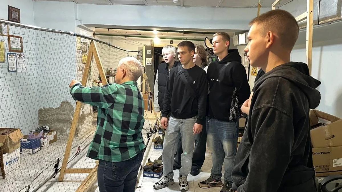 В Тамбове студенты и преподаватели Многопрофильного колледжа ТГТУ плетут маскировочные сети для бойцов СВО