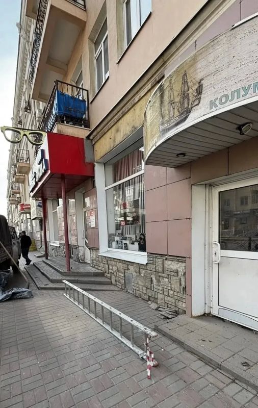 В Тамбове на Советской демонтировали более трёх десятков не соответствующих дизайн-коду вывесок В Тамбове на Советской демонтировали более трёх десятков не соответствующих дизайн-коду вывесок