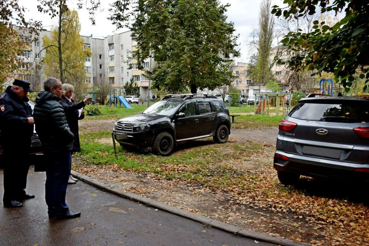 В Тамбове борются с нарушителями правил парковки В Тамбове борются с нарушителями правил парковки
