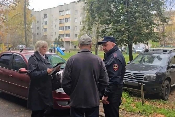 Тамбовчан просят сообщать о нарушителях парковки на газонах